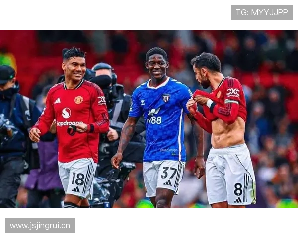 曼联中场失衡致攻防转换失控,赛季走势面临严峻考验 曼联中场失衡致攻防转换失控,赛季走势面临严峻考验