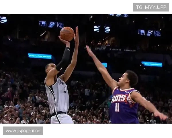 拉塞尔篮下防守压制内线对手，季后赛篮板抢断大幅提升